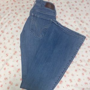 Selling these hollister low rise vintage flared jeans. In size 00-000 and short.
